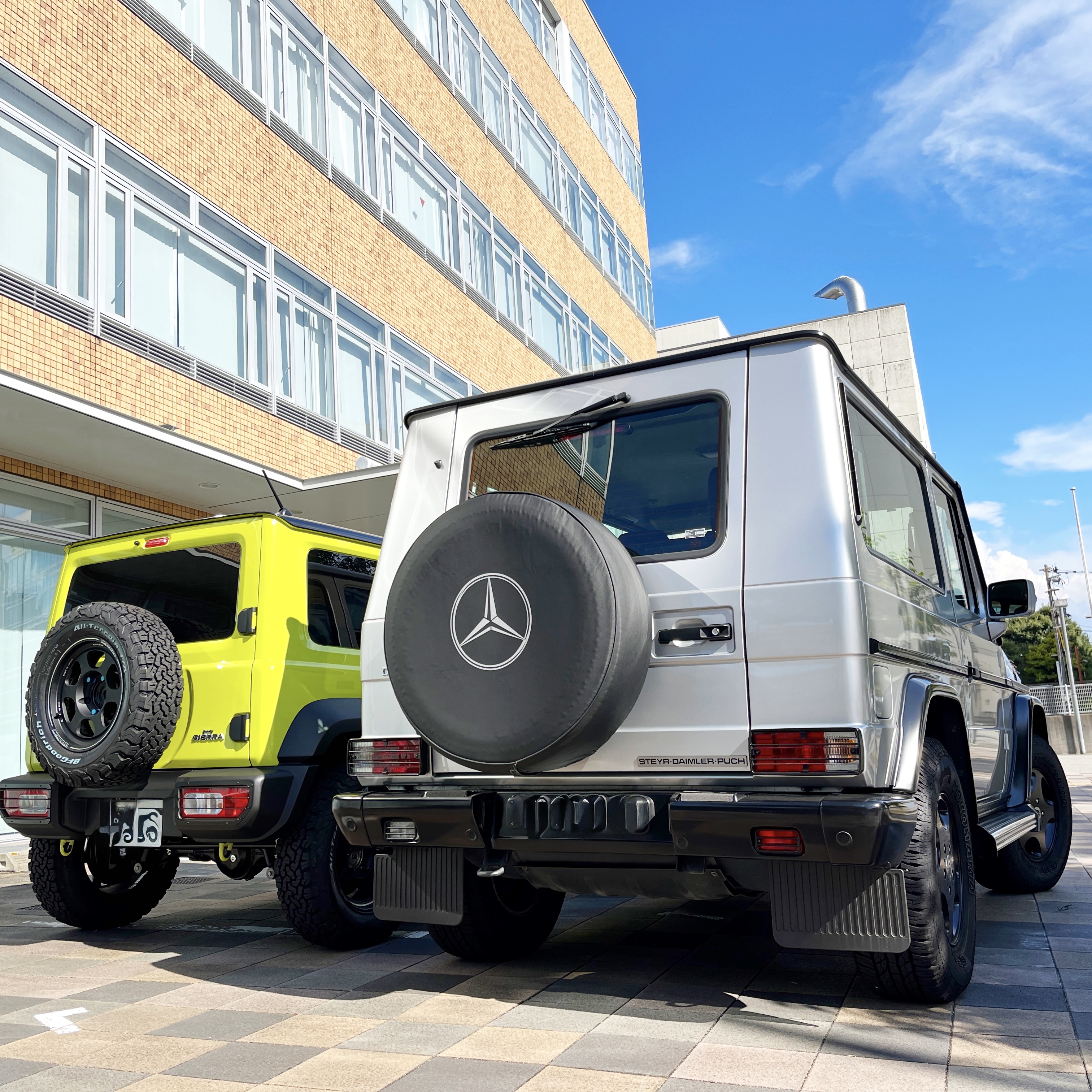 MB G320 Short & Jimny Sierra (Rear)